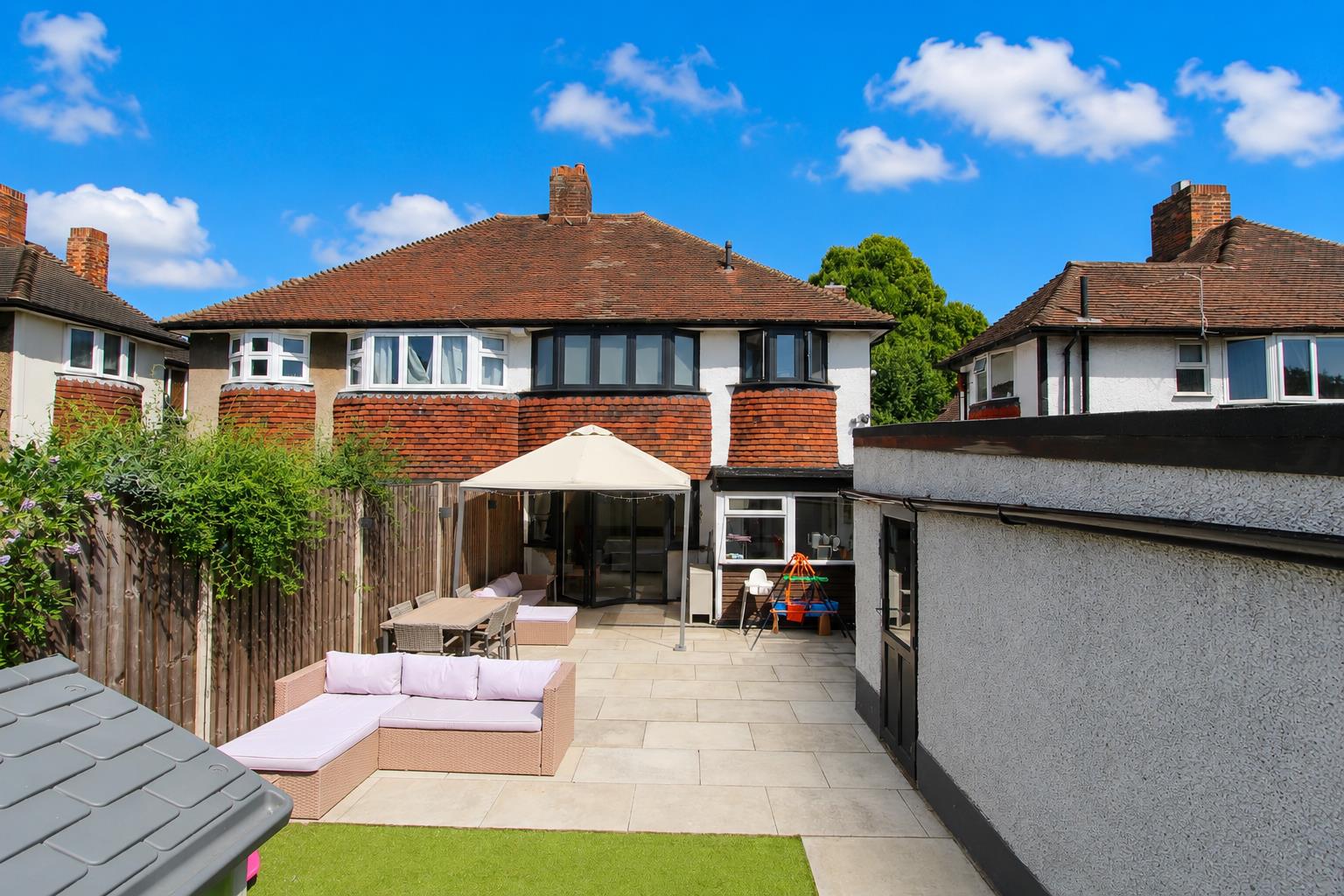 3 bed property in The Ridgeway, Waddon